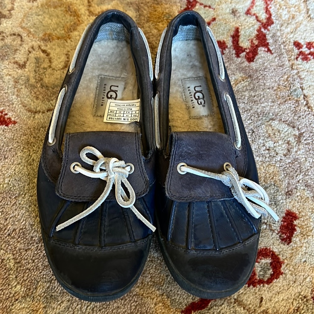 Women Ugg size 6 Flat
